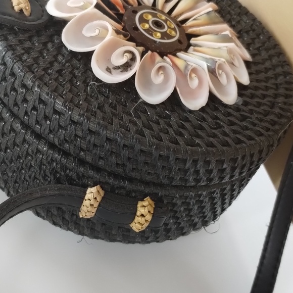 Rattan Shell black crossbody purse handbag snap closure 6" diameter - Picture 3 of 7